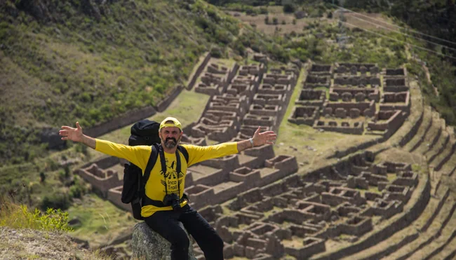 Hikers on the Inca Trail 4 Days route walking through Andean mountains toward Machu Picchu with Pacha Perú Explorers.