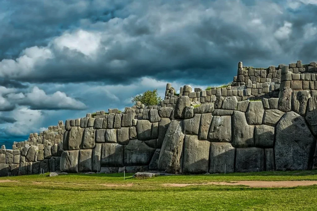 Massive stone walls of Sacsayhuamán, impressive Inca architecture in Cusco, Peru
