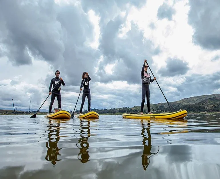 Stand up paddle in a Cusco lagoon with travelers paddling on the water