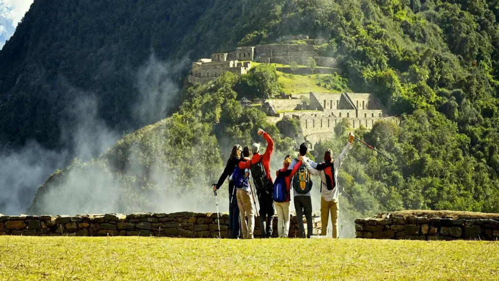 Golden sunrise over the Choquequirao ruins during the Choquequirao Trek 5 Days Classic with Pacha Perú Explorers.