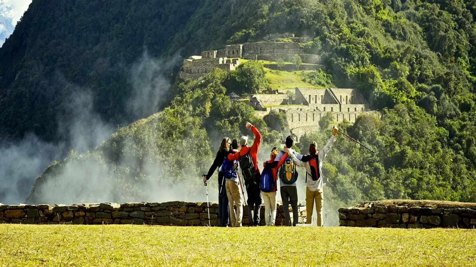 Golden sunrise over the Choquequirao ruins during the Choquequirao Trek 5 Days Classic with Pacha Perú Explorers.